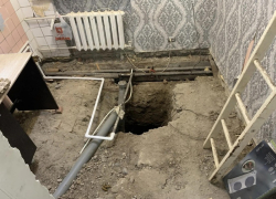 «Обследуем!»: в Водоканале прокомментировали ситуацию в доме, где посреди квартиры вскрыли наполненный дерьмом колодец