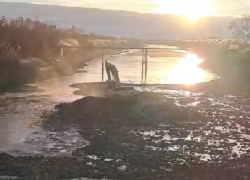 Для борьбы с рыбозимовальными ямами на дно оросительного канала в Волгодонске заехала тяжелая техника 