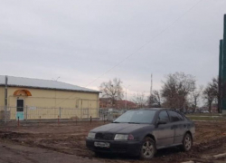 В Волгодонске начали усиленную борьбу с незаконными парковками на газонах и детских площадках 