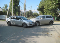 В Волгодонске из-за ДТП с участием двух иномарок оказалась перегорожена улица Пионерская