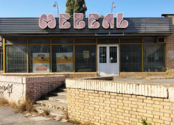 Мебельный магазин у кольца на Первомайском вместе с автомобилем его владельца выставили на торги в Волгодонске 