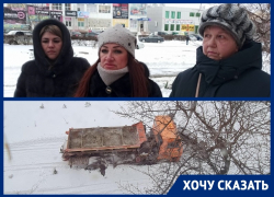 «Хотели как лучше, а получилось как всегда»: снегоуборочный КАМАЗ повредил в Волгодонске растения и застрял в провале