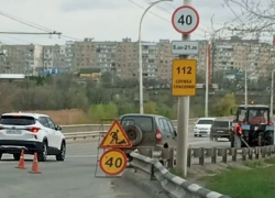 Яму - убийцу машин  на путепроводе наконец взялись устранять