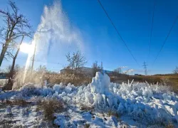 Зимняя сказка на Жуковском шоссе может обернуться коммунальным кошмаром: необычные узоры рисуют многочисленные порывы на изношенном водопроводе