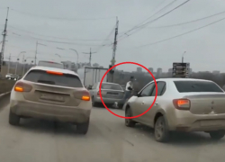 Смерти вопреки: дерзкий паренек устроил забег поперек потока машин на проспекте Строителей