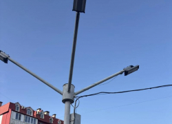 Вечносияющий фонарь на Октябрьском шоссе наконец-то починили 