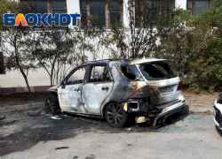 В Волгодонске в «Санта-Барбаре» взорвался и сгорел «Мерседес»