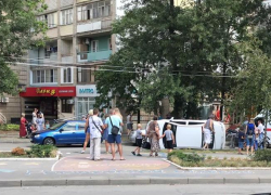 «Хайма» зацепила две машины и перевернулась напротив поликлиники №1 в Волгодонске