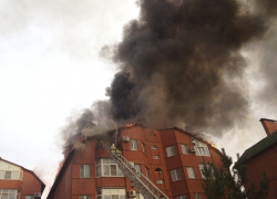 В Волгодонске в пожаре на Гагарина,8 г, по обновленным данным,  сгорело 2 квартиры, еще 9 - пострадало от последствий тушения - ущерб оценивается в миллионы рублей