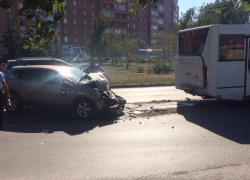 В Волгодонске «Ниссан» врезался в автобус и спровоцировал крупный дорожный затор