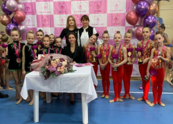 Юные гимнастки из Волгодонска получили награды за победы из рук двукратной чемпионки Мира Екатерины Селезневой 