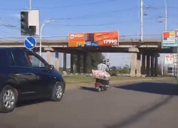 По дорогам Волгодонска разъезжает Карлсон в шлеме (ВИДЕО)