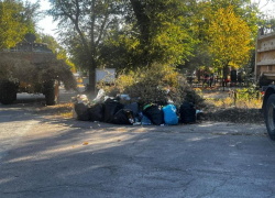 Коммунальные службы Волгодонска провели масштабный субботник на кладбище №1 