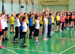 Волгодонские школы «нового» и «старого» города посоревновались в «Веселых стартах»