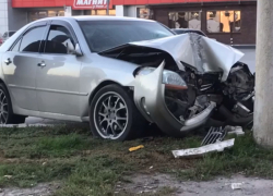 В Волгодонске водитель врезался в столб, уходя от столкновения с другим автомобилем