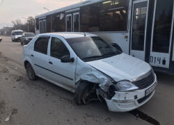 В Волгодонске «Рено» въехал в припаркованную машину так, что у него оторвало колесо 