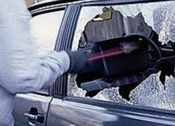 В Волгодонске 22-летний грабитель разбил окно автомобиля и украл магнитолу и видеорегистратор