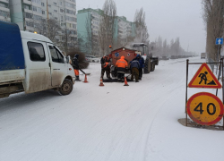 «Выпал снег - самое время укладывать асфальт»: улицу Гагарина в Волгодонске ремонтируют в непогоду