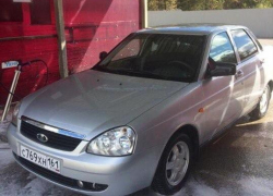 Серебристую «Приору» на серебристых штампах угнали в районе школы №7 в Волгодонске 