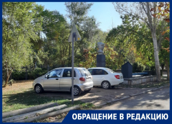Двор на Советской превратился в парковку: машины ставят на газонах и у памятника
