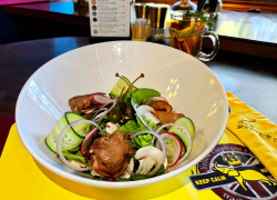 Салат с Ростбифом и шампиньонами в ПАБЕ «Желтый слон»