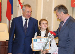 15 лучших школьников Волгодонска удостоены именных стипендий