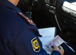 На автодороге Ростов-Волгодонск инспекторы ДПС изъяли у участника ДТП водительское удостоверение, числящееся в розыске