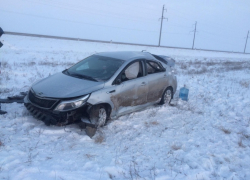 На обледенелой дороге опрокинулась машина с годовалым малышом