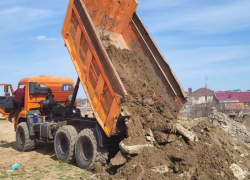Выгружавшего из самосвала строительные отходы водителя выявили в Волгодонске