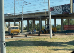 В Волгодонске под мостом из большегруза высыпалось зерно: затруднено движение