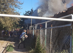Дети и взрослые самостоятельно пытаются потушить полыхающие дома в Волгодонске