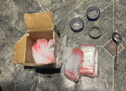 Наркодилер «засветился» на мефедроне: в доме мужчины нашли целую коробку запрещенного порошка 