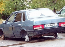 На окраине Волгодонска четверо на «Хундае» поснимали колеса с ВАЗ-21099