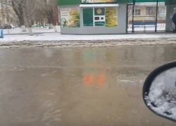 В Волгодонске в мороз из-за порыва затопило улицу Гагарина