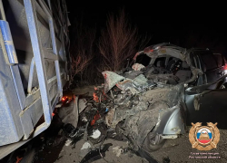 Смертельное ДТП под Цимлянском: легковушка врезалась в стоящий КамАЗ