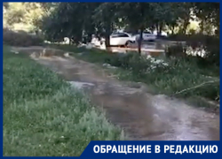 Во дворах на Ленинградской под воду ушла дорога, тротуар и даже газон 