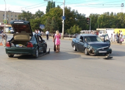 На перекрестке Морской и 50 лет СССР в Волгодонске «Приора» протаранила «Опель»