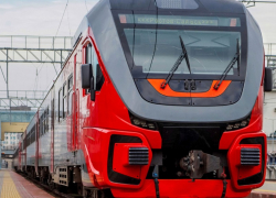 Водитель погиб: поезд Ростов - Зимовники протаранил легковой автомобиль 