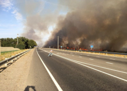 Вдоль трассы Ростов-Волгодонск бушуют пожары