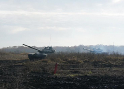 На учебном полигоне прошли занятия по вождению танков