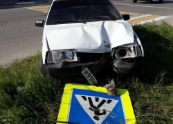 Водитель «девятки» снес светофор возле Атоммаша - у ВАЗа оторвало колеса 