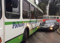 В центре Волгодонска троллейбус «смял» иномарку, − читатель