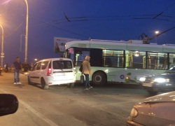 В Волгодонске «Лада Ларгус» влетела в новенький троллейбус на путепроводе