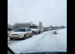 Из-за упрямых водителей десятки автомобилистов простояли в пробке полчаса и опоздали на работу 