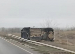 Автомобиль «Рено» потерял управление на скользкой дороге, перевернулся и слетел в кювет в Цимлянском районе