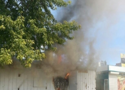 В Волгодонске на рынке в микрорайоне В-У сгорел торговый павильон