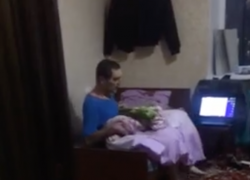 Неадекватный полуголый мужчина напугал жителей дома на Ленина в Волгодонске 