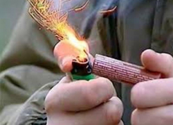 В новогоднюю ночь подростку петардой оторвало палец на руке