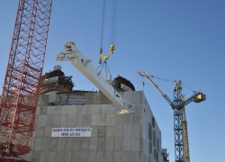 На четвертом энергоблоке Ростовской АЭС монтируют многотонный кран реакторного отделения