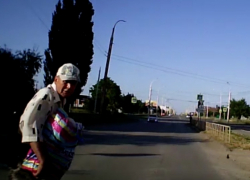 «Главный на дороге»: пешеход бесцеремонно решил перейти дорогу на Ленинградской